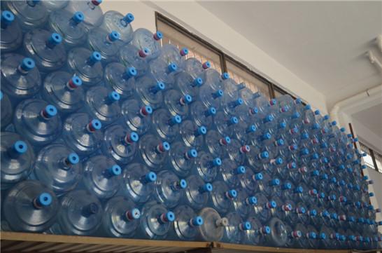 桶装水整齐排列